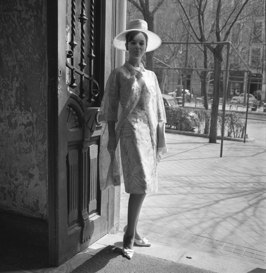 Photographic Social Vision - Maniquí con un modelo del modista Lino en la entrada del su atelier en la plaza de Santa Bárbara, Madrid, 1962