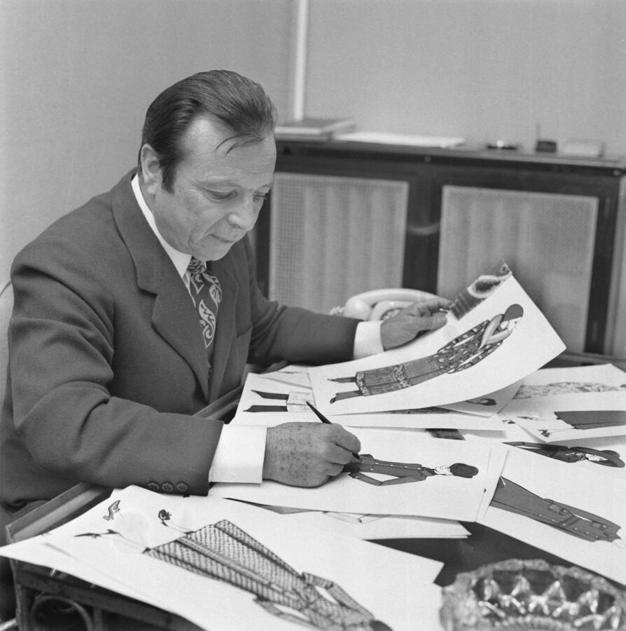Photographic Social Vision - El modista Lino Martínez en su atelier, Madrid,  1969