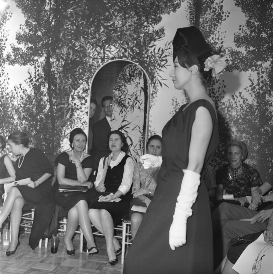 Photographic Social Vision - Desfile en el salón del modista Marbel, Madrid, ca. 1964