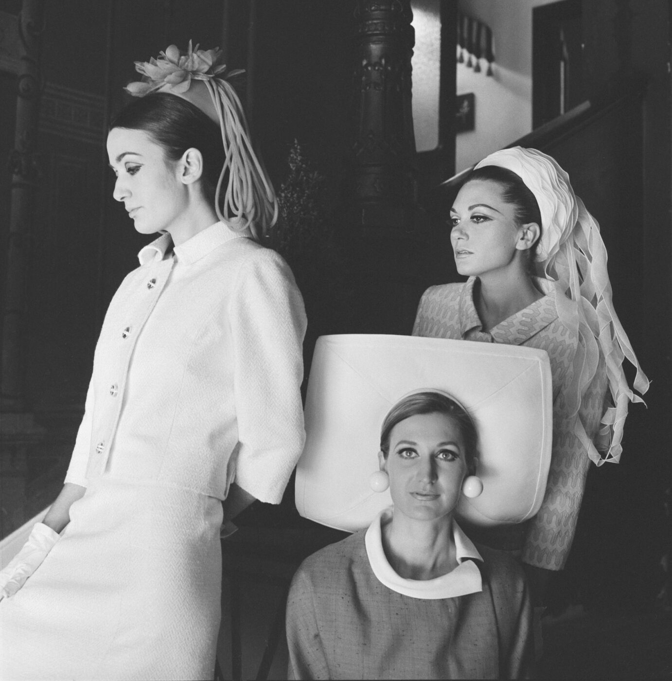 Photographic Social Vision - Lourdes Albert, a la derecha, junto a otras maniquíes con modelos de Antonio Nieto en el vestíbulo del edificio en donde el modista tenía situado su atelier, Madrid, abril de 1967