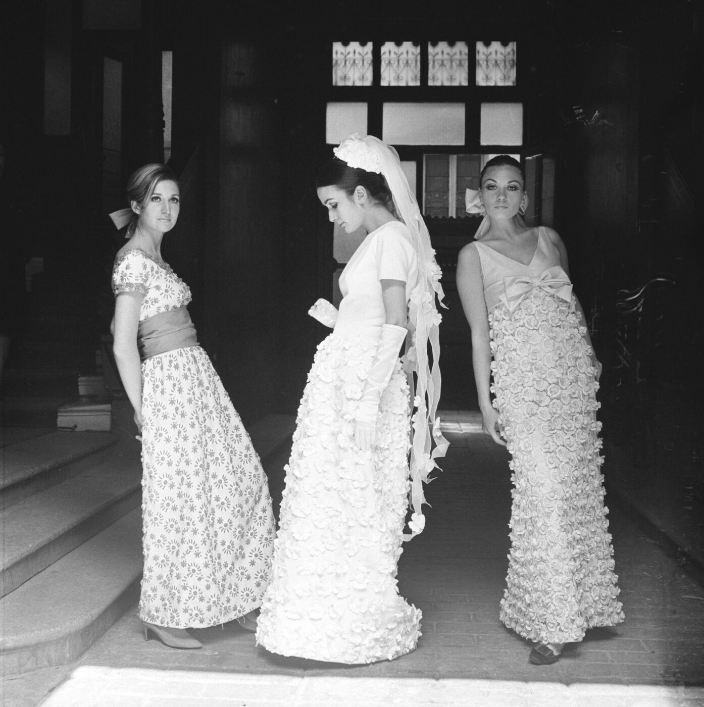 Photographic Social Vision - Lourdes Albert, a la derecha, junto a otras dos maniquíes con trajes de noche y novia creados por Antonio Nieto, Madrid, abril de 1967