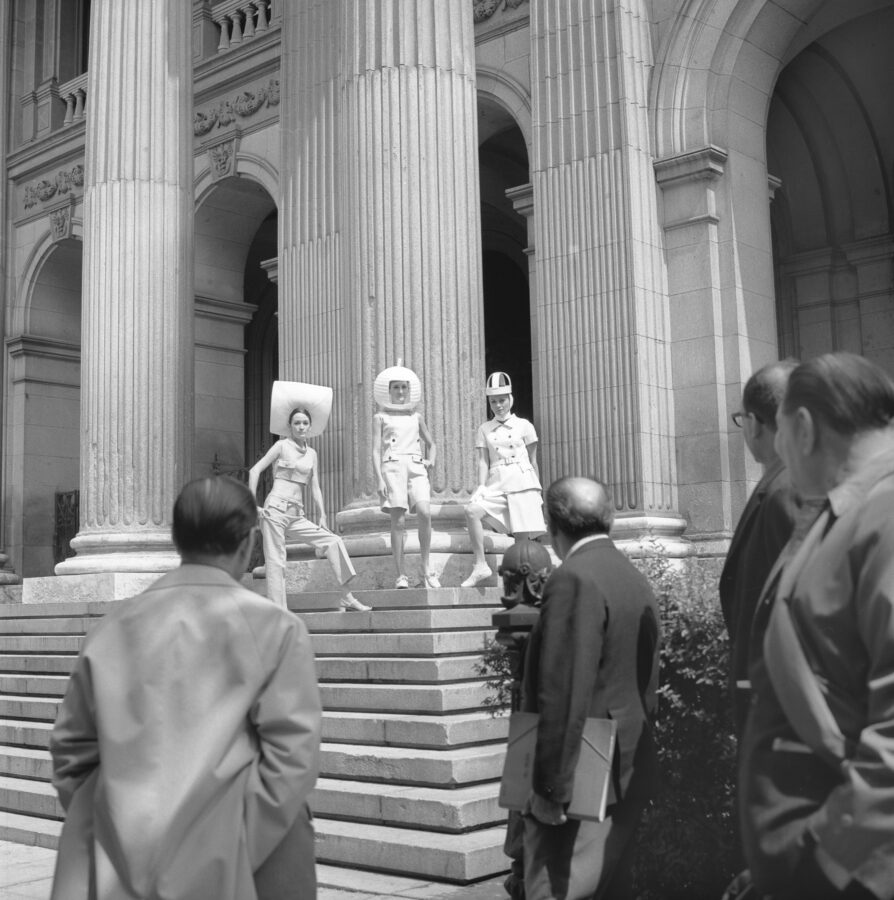 Photographic Social Vision - Lourdes Albert, a la derecha, junto a otras dos maniquíes con modelos de Antonio Nieto en las escalinatas de la Bolsa de Madrid, Madrid, abril de 1967