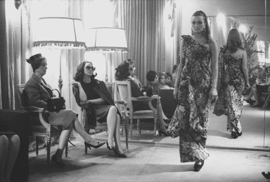 Photographic Social Vision - Lourdes Albert desfilando en el salón de Antonio Nieto con la presencia de Carmen Polo de Franco, Madrid, 1967