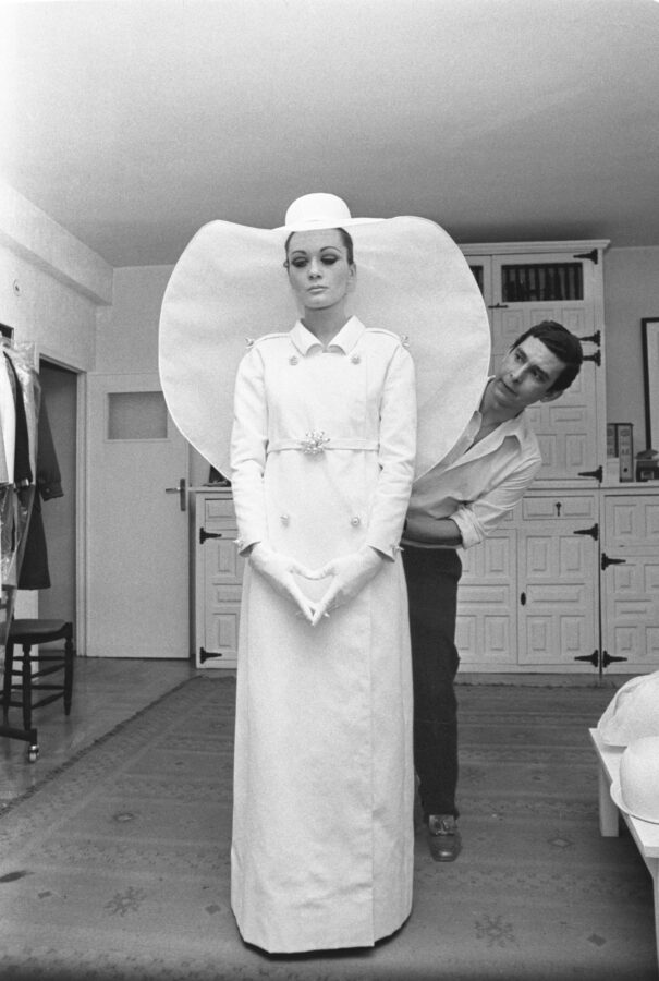 Photographic Social Vision - Miguel Rueda junto a Lourdes Albert en su atelier, Madrid, 1968