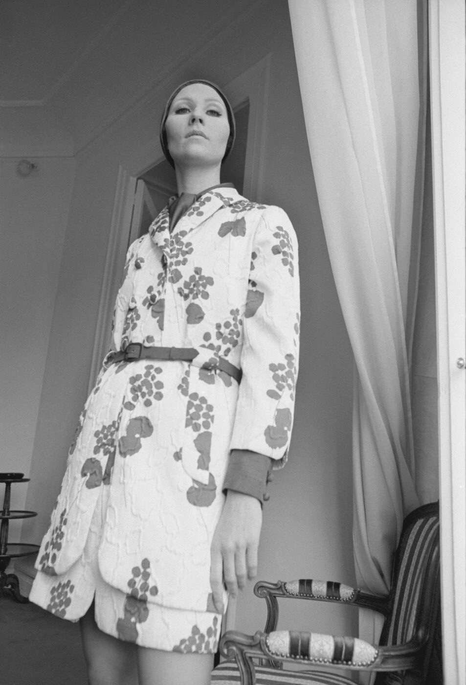Photographic Social Vision - Maniquí con un conjunto del modista Lino, Colección Primavera / Verano 69, Madrid, 1969