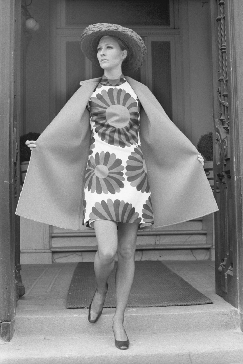 Photographic Social Vision - Maniquí con un conjunto del modista Lino, Colección Primavera / Verano 69, Madrid, 1969