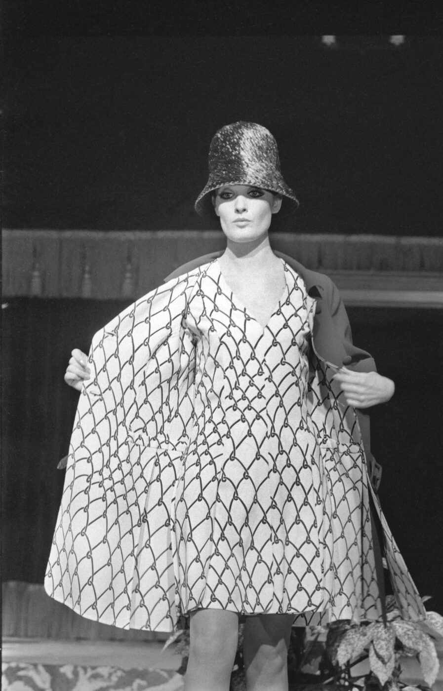 Photographic Social Vision - Maniquí con un conjunto del modista Lino, en el desfile «La Moda y el Vino», Madrid, marzo de 1969