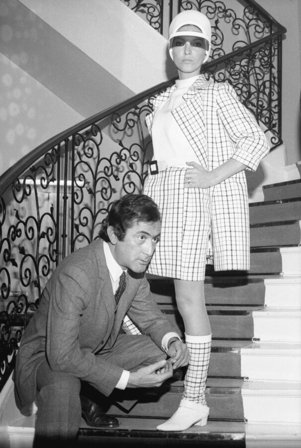 Photographic Social Vision - El modista Elio Berhanyer con una de sus maniquíes en la presentación del Cóctel del Club de Prensa, Madrid, mayo  de 1967