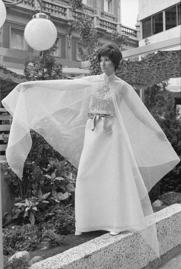 Photographic Social Vision - Conjunto de noche de Carmen Mir en la terraza del Hotel Melià, Madrid, junio de 1969