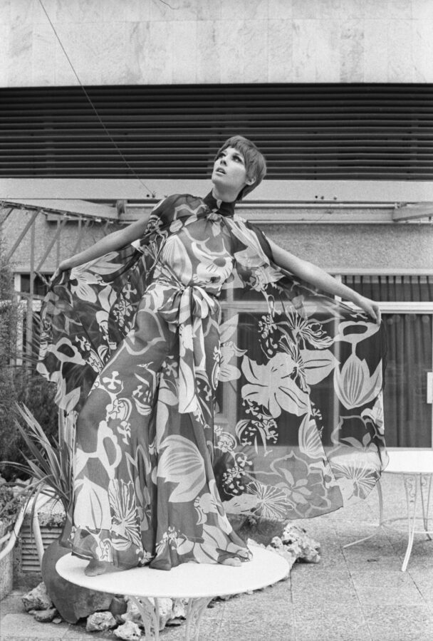 Photographic Social Vision - La maniquí Teresa Fortuny con un modelo de noche de Carmen Mir en la terraza del Hotel Melià, Madrid, junio de 1969