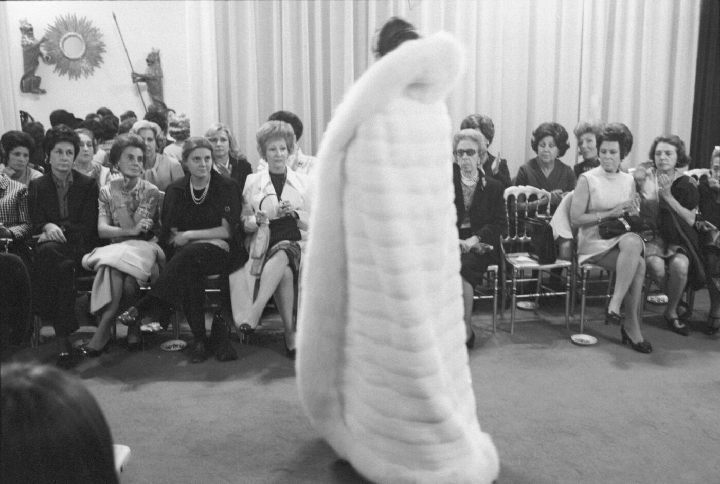 Photographic Social Vision - Desfile de peletería en la casa de costura de Felisa y José Luis (Felisa Irigoyen y José Luis Molina, oficiala y peletero, respectivamente, de Cristóbal Balenciaga), Madrid, 1972