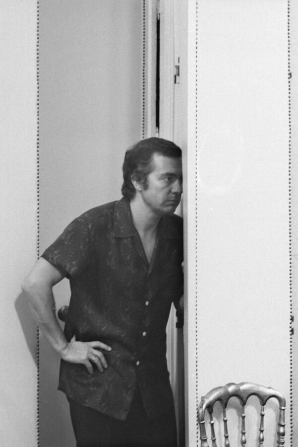 Photographic Social Vision - El peletero José Luis Molina (colaborador de Cristóbal Balenciaga), observando tras la puerta un desfile en su casa de costura, Madrid, 1972