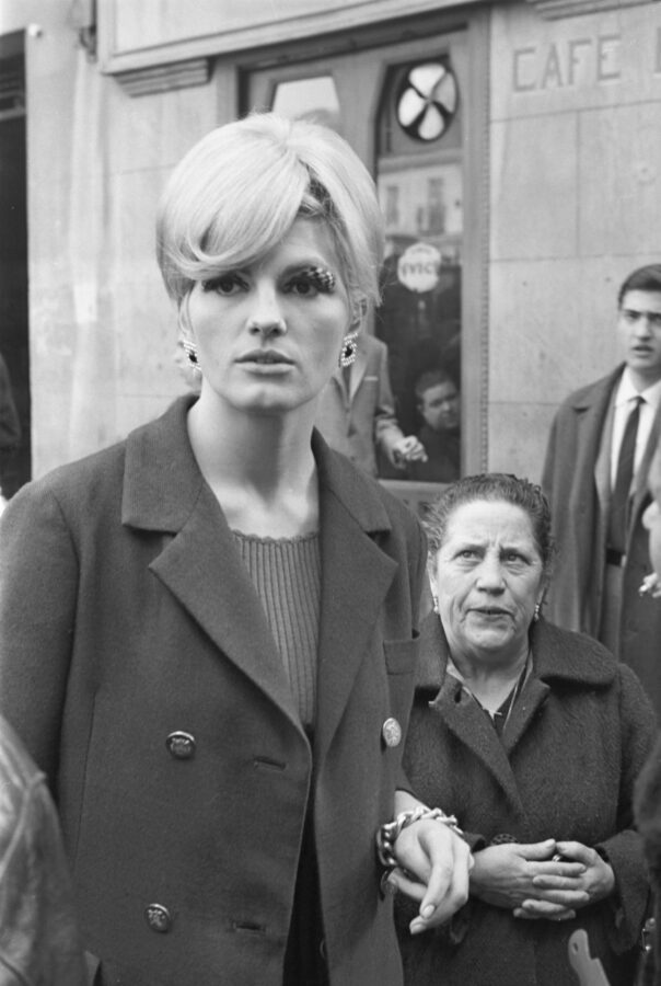 Photographic Social Vision - Rossana Yanni pasea la moda «Op-Art» reportaje publicado en diario Pueblo, Madrid, 1965.