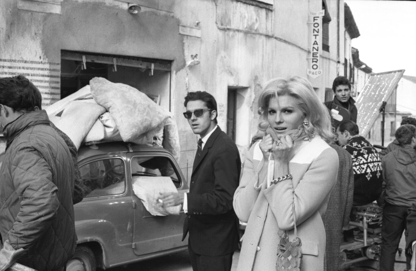 Photographic Social Vision - Rossana Yanni pasea la moda «Op-Art» reportaje publicado en Pueblo, Madrid, 1965.