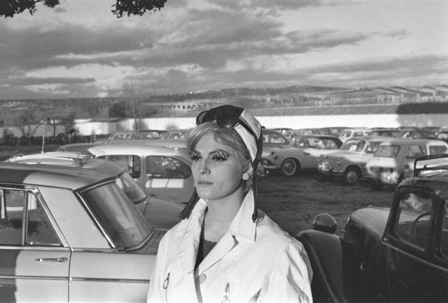 Photographic Social Vision - Rossana Yanni pasea la moda «Op-Art» reportaje publicado en Pueblo, Madrid, 1965.