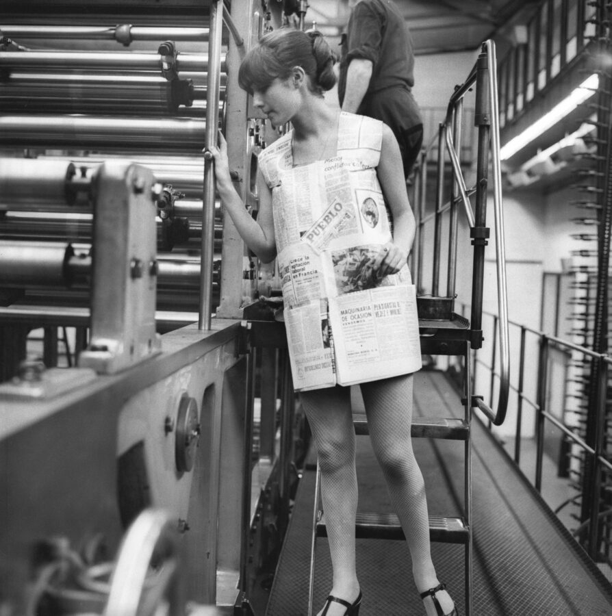 Photographic Social Vision - Maniquí con un traje de papel realizado con hojas del diario Pueblo, Madrid, ca. 1967