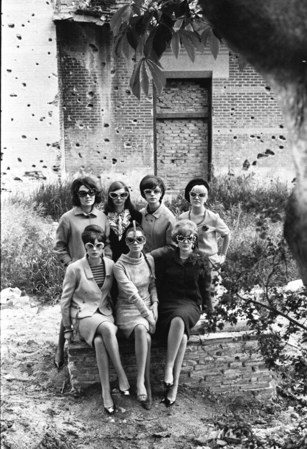 Photographic Social Vision - “Guapas con gafas 1966”, reportaje de Cottet Óptica publicado en Pueblo, con Paloma Cela, Lourdes Albert y otras maniquíes, alrededores de Madrid, 1966