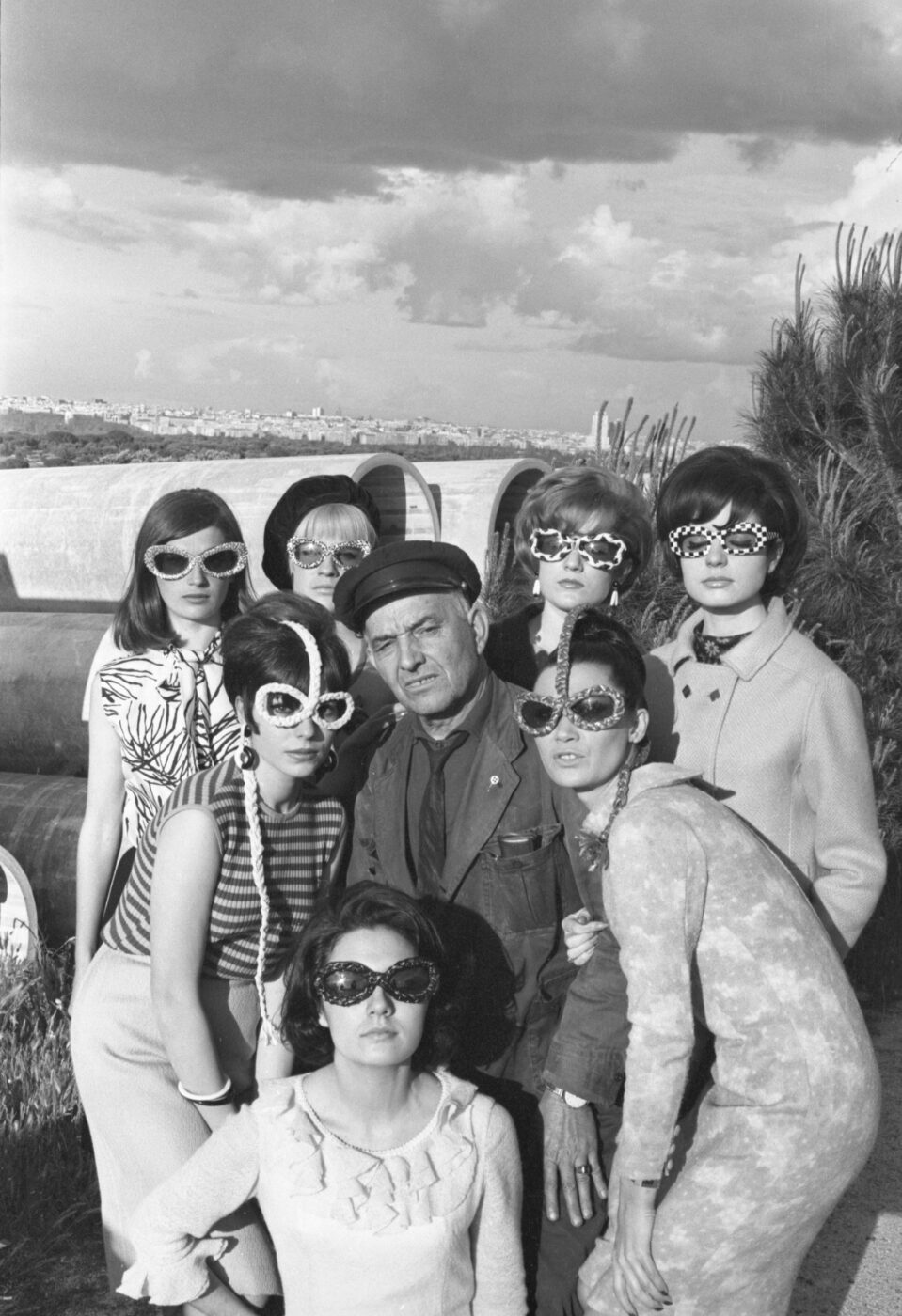 Photographic Social Vision - “Guapas con gafas 1966”, reportaje de Cottet Óptica publicado en Pueblo, con Paloma Cela, Lourdes Albert y otras modelos, Madrid, 1966