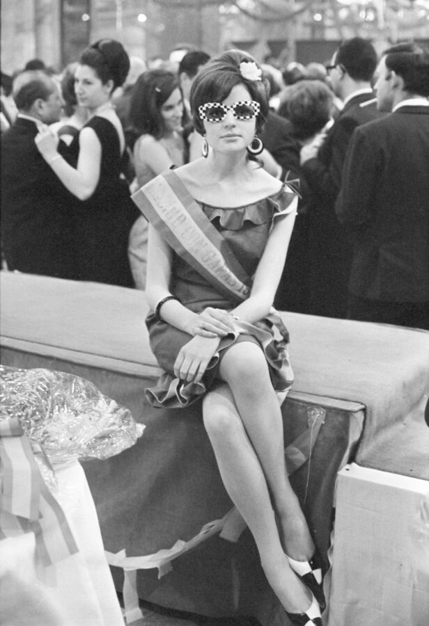 Photographic Social Vision - La ganadora del concurso «Guapa de Madrid con gafas» convocado por Cottet Óptica,  durante las Fiestas de Madrid, 1966