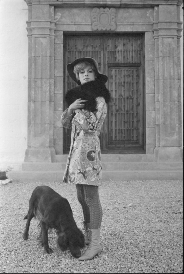 Photographic Social Vision - Marisol en una sesión de moda en los alrededores de Madrid, 1967