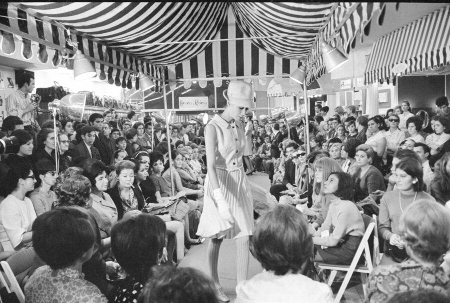 Photographic Social Vision - Desfile de modelos de Herrero y Rodero en el vestíbulo de su establecimiento en la Gran Vía, Madrid, 1967