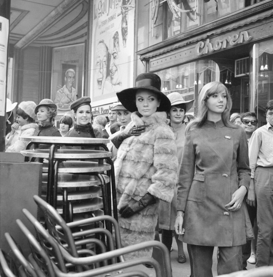Photographic Social Vision - Lourdes Albert y otras maniquíes en la Gran Via, en una editorial para Herrero y Rodero, Madrid, octubre de 1967