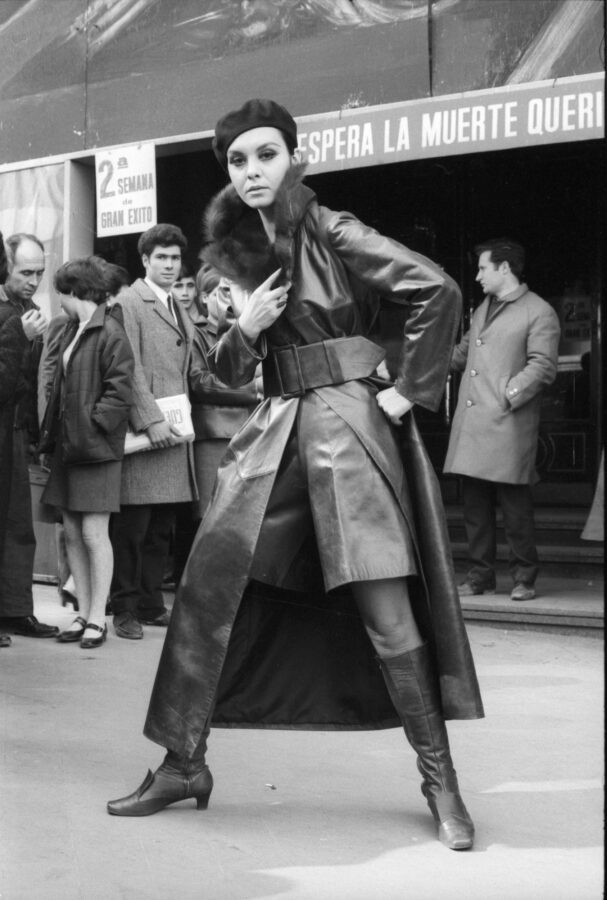 Photographic Social Vision - Lourdes Albert con un conjunto de Herrero y Rodero, Madrid, febrero de 1968