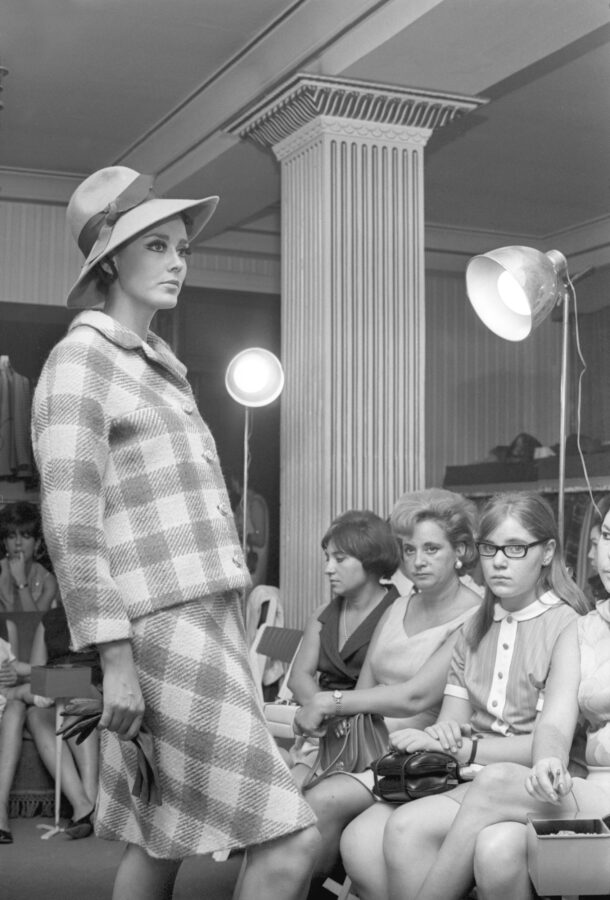 Photographic Social Vision - Paquita Torres, maniquí y Miss España 1965, en la presentación  de la Colección Otoño / Invierno 68 / 69 de Herrero y Rodero, Madrid, 1968