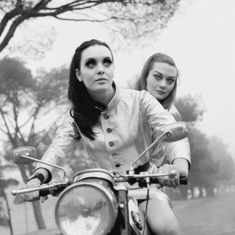 Photographic Social Vision - Paloma Cela y Lourdes Albert con microlentillas, reportaje para Cottet Óptica, Madrid, enero de 1967
