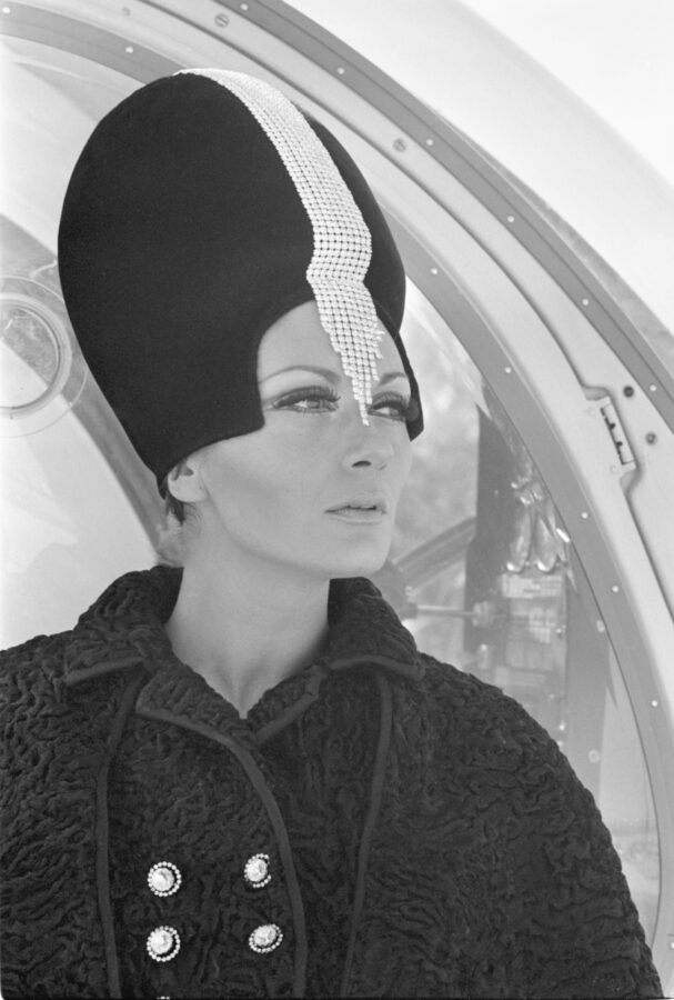 Photographic Social Vision - Lourdes Albert con un conjunto del modista Chicho Sánchez para la peletería Cirilo Fernández,  Madrid, octubre de 1968