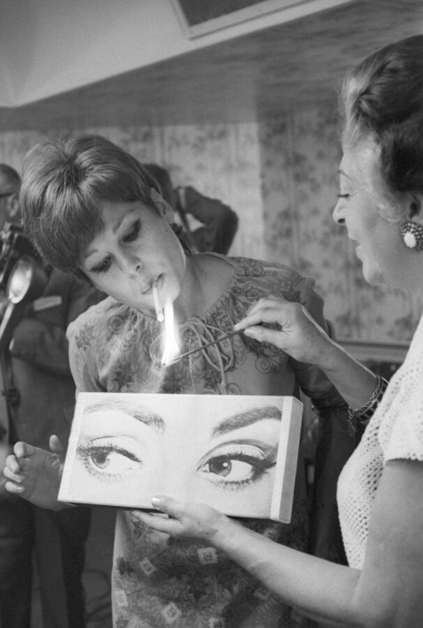 Photographic Social Vision - La presentadora Laura Valenzuela y la relaciones públicas Enriqueta Aza en una presentación de maquillaje de Elena Rubinstein, Madrid, febrero de 1968