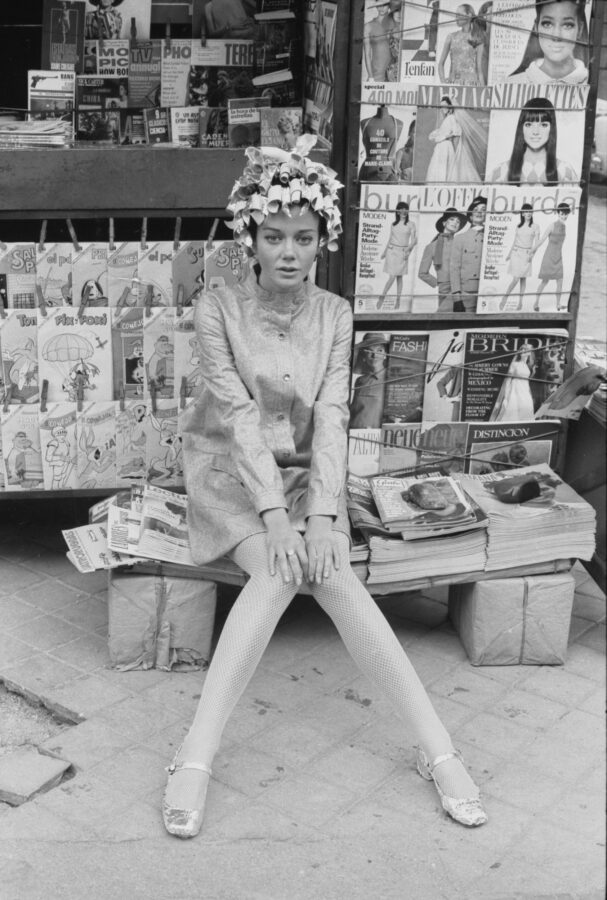 Photographic Social Vision - Editorial de moda en plena calle, Madrid, 1967