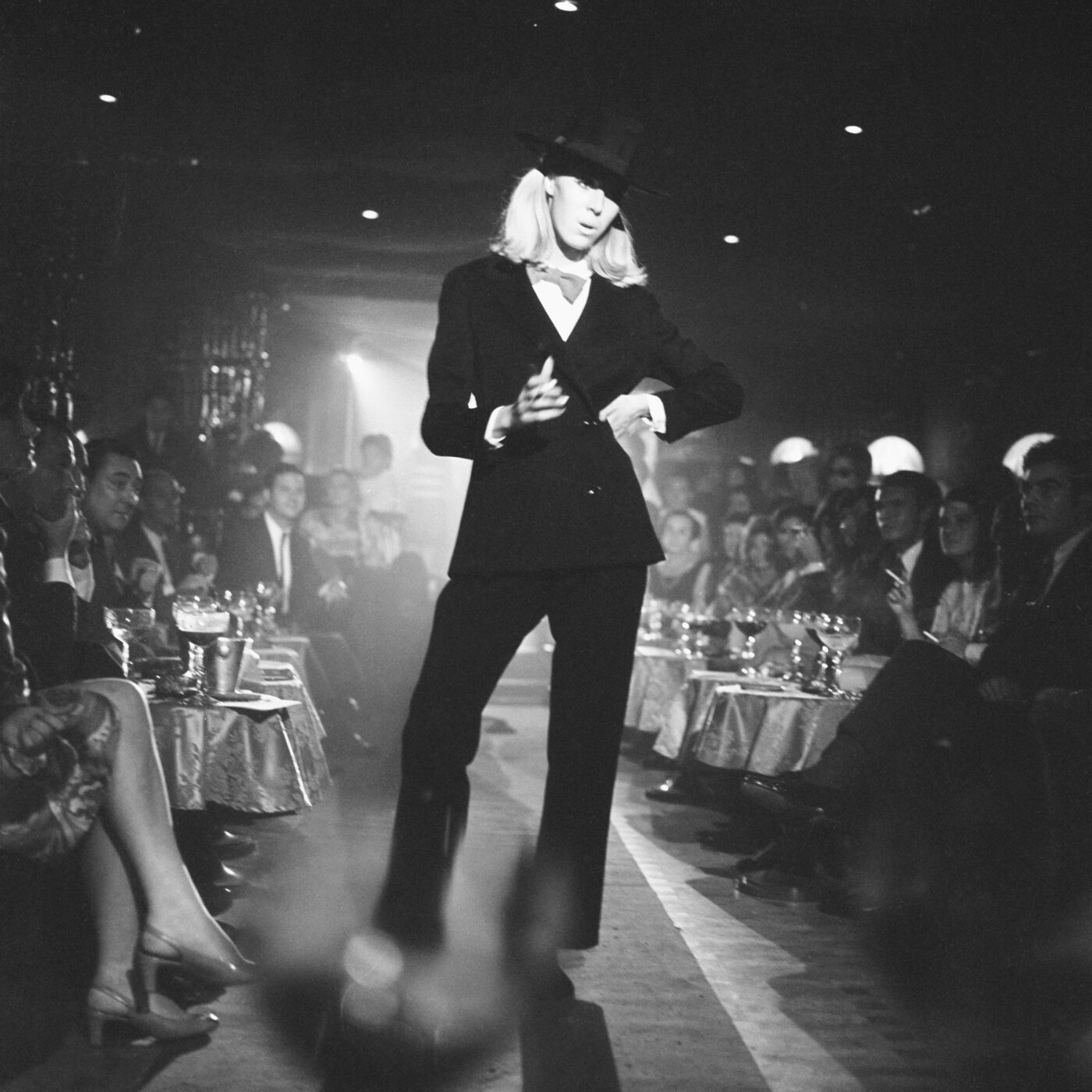 Photographic Social Vision - Desfile de Paco Rabanne, Mary Quant, Emilio Pucci, Margit Brandt y Pedro Rovira en la discoteca Bocaccio, Barcelona, junio de 1967