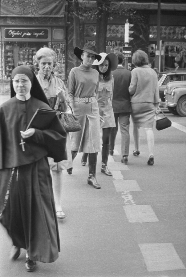 Photographic Social Vision - Lourdes Albert y otra modelo con un conjunto de Juanjo Rocafort de la Colección Otoño Invierno 67 / 68, Madrid, 1967