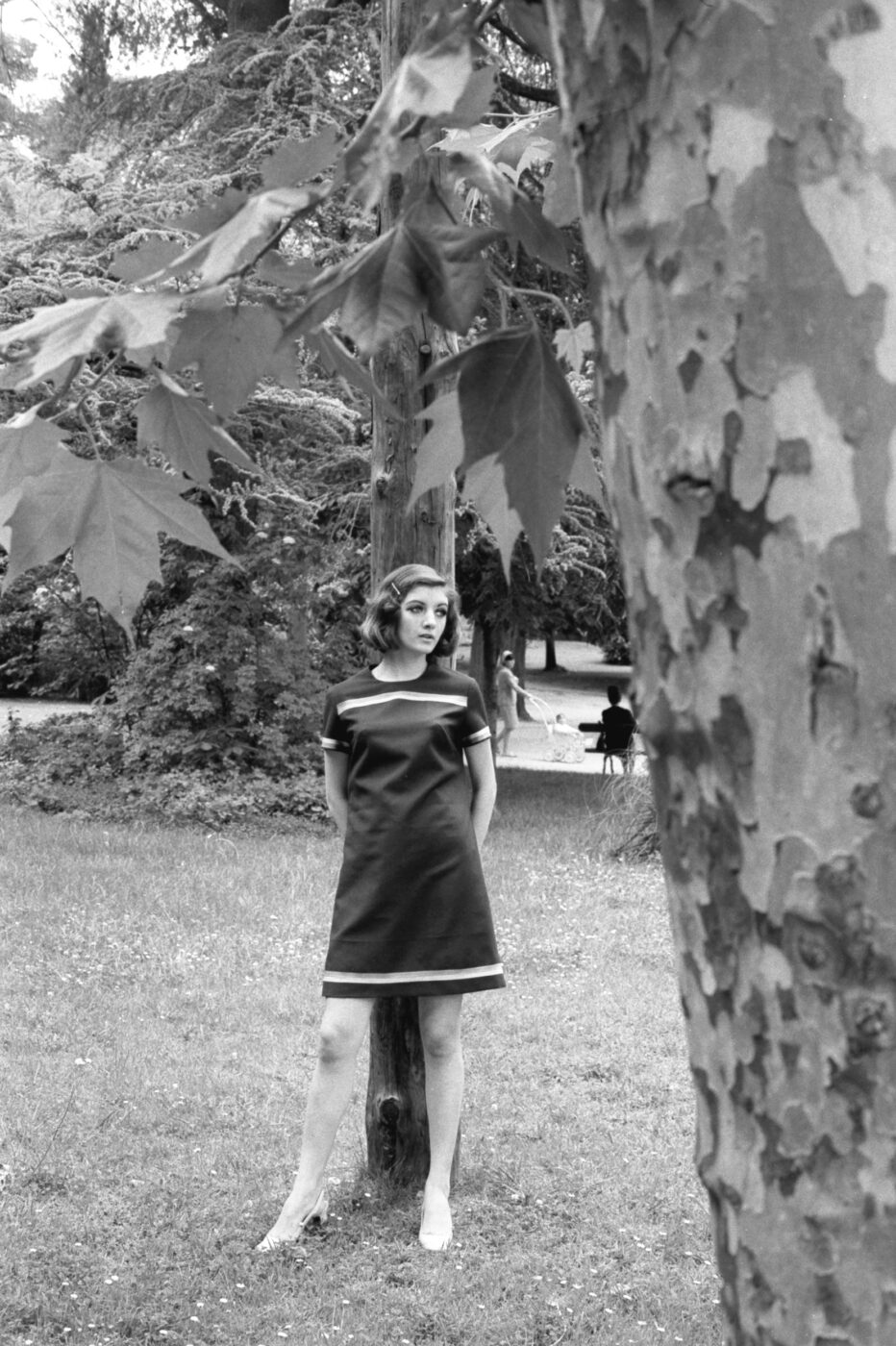 Photographic Social Vision - La modelo Olga con un traje de Juanjo Rocafort, Madrid, 1967