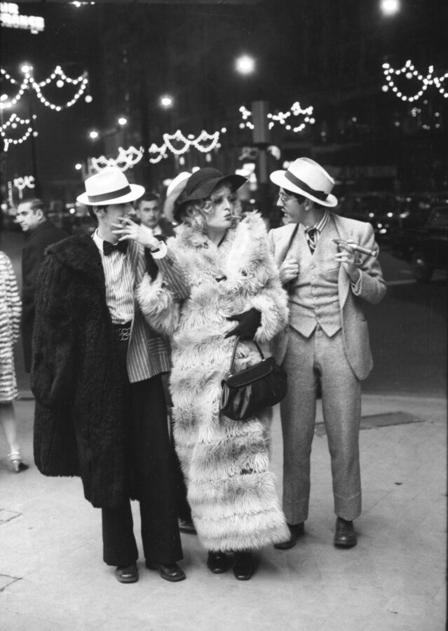 Photographic Social Vision - Editorial de moda inspirado en el film Bonnie and Clyde,  para Pueblo, con la actriz y cantante Sandra Le Brocq y dos modelos, con creaciones de Juanjo Rocafort, Madrid, enero de 1968