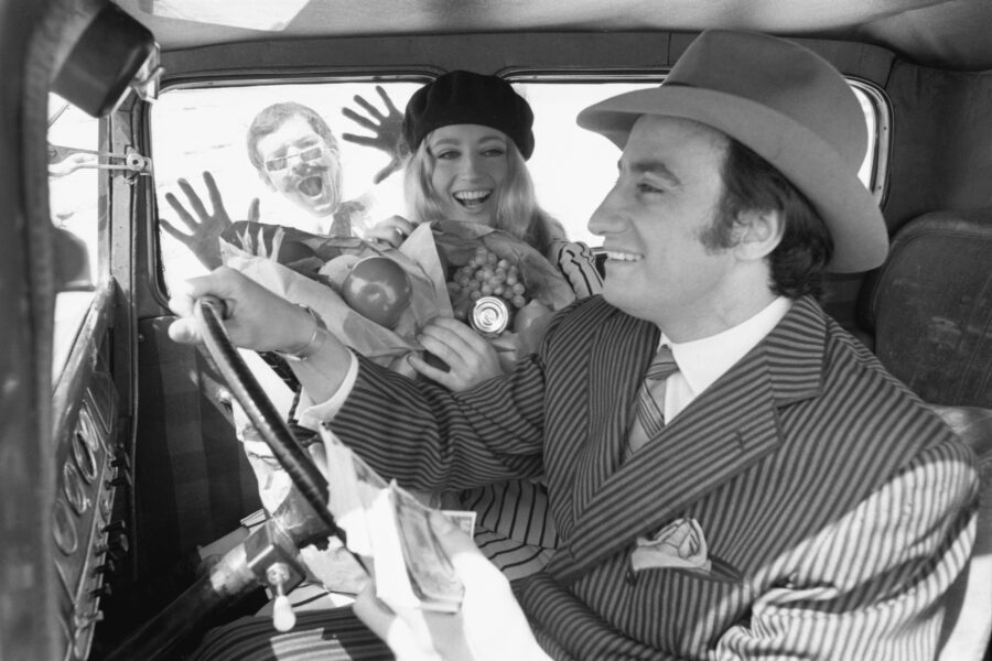 Photographic Social Vision - Editorial de moda inspirado en el film Bonnie and Clyde,  para Pueblo, con la actriz y cantante Sandra Le Brocq, con creaciones de Juanjo Rocafort, Madrid, enero de 1968