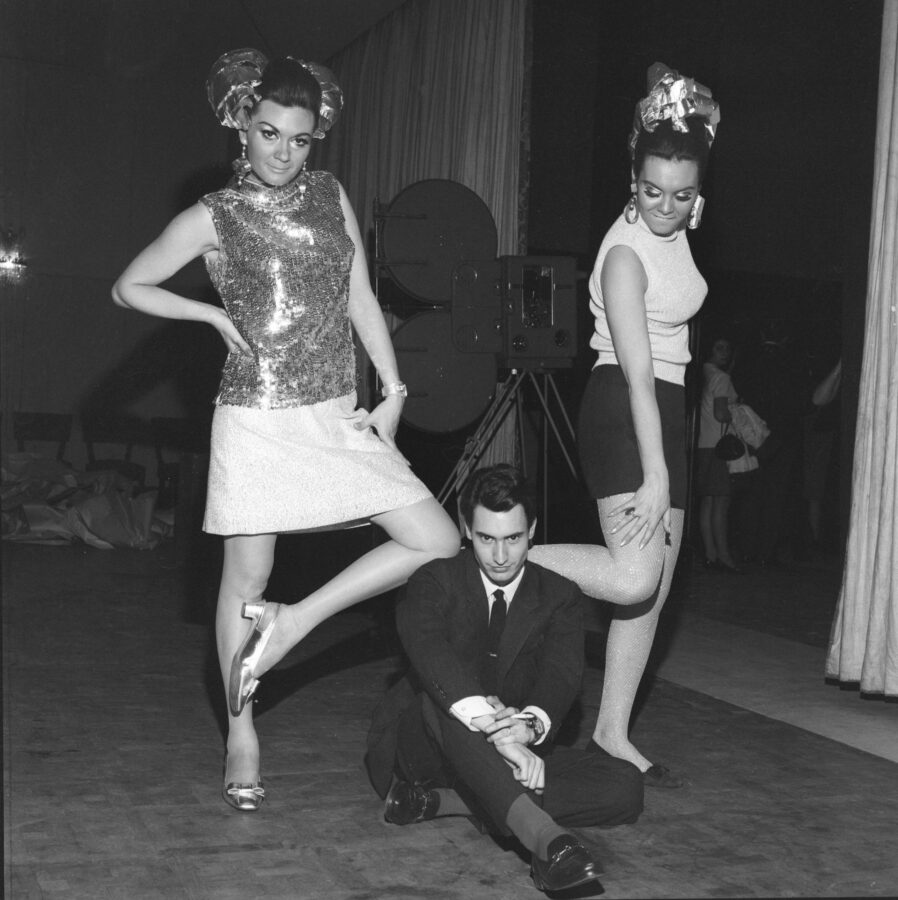 Photographic Social Vision - El diseñador Juanjo Rocafort junto a Lourdes Albert y Paloma Cela, Madrid, 1967