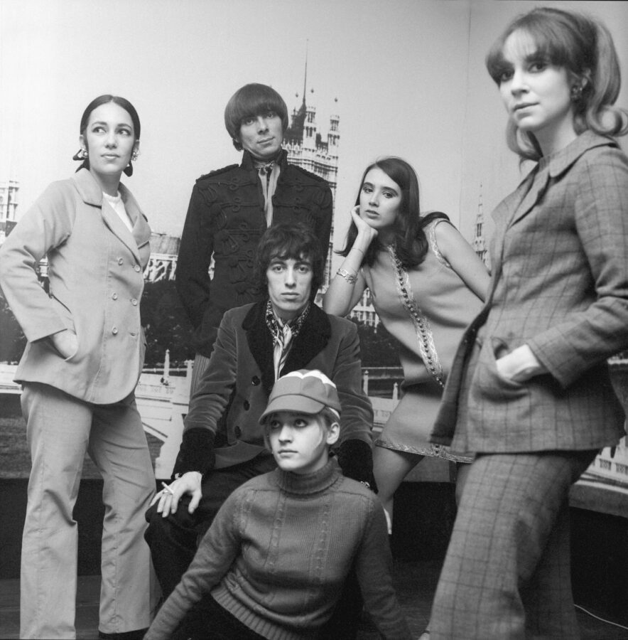 Photographic Social Vision - El productor y músico Glyn Johns y Bill Wyman, de los  Rolling Stones, con maniquíes vestidas por el diseñador Juanjo Rocafort, Madrid, enero de 1967