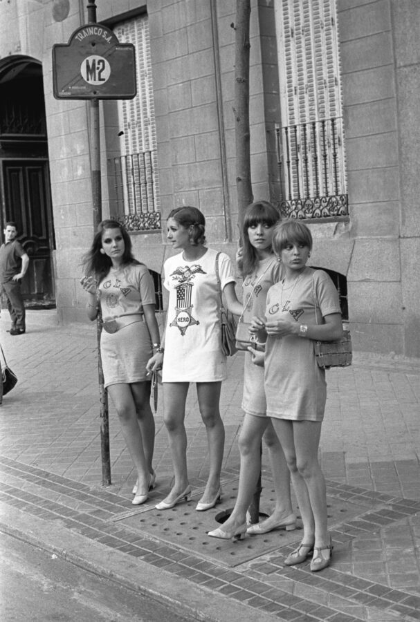 Photographic Social Vision - “Blanquita, Miluca, Josele y Mercedes en camisetón” reportaje publicado en Pueblo, Madrid, julio de 1967