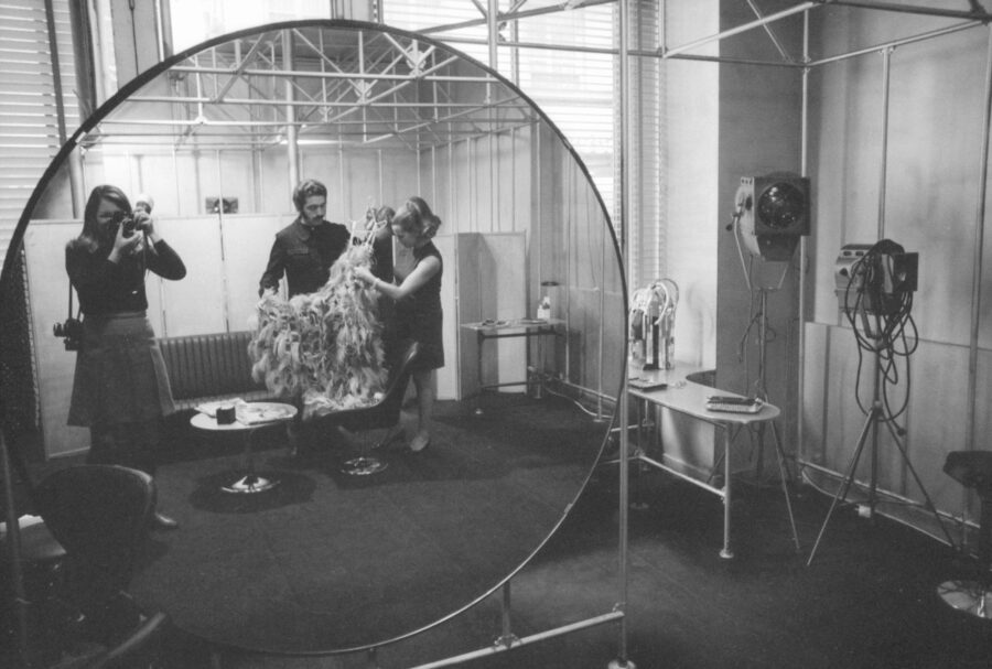 Photographic Social Vision - Joana Biarnés, Paco Rabanne y la periodista de moda del diario Pueblo, Rosana Ferrero -Soraya-, en la maison  del modista, París, 28 de octubre de 1968