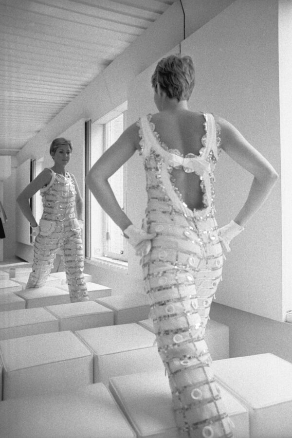 Photographic Social Vision - Atelier del modista André Courrèges con una modelo pasando sus vestidos, París, 28 de octubre 1968