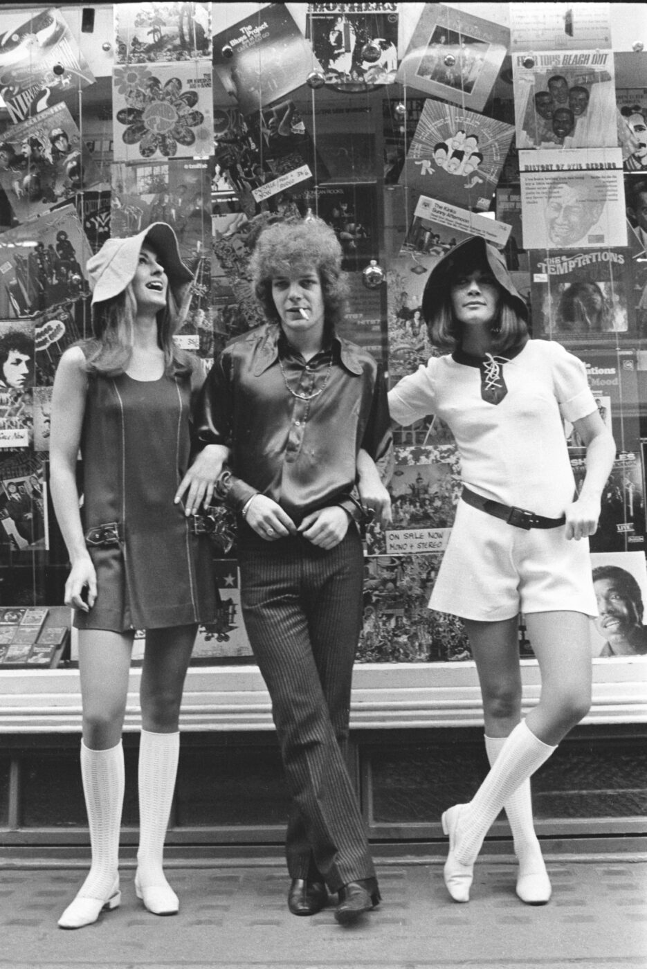 Photographic Social Vision - Editorial de moda con Lourdes Albert y Azucena Molina juno a un modelo inglés con trajes de Mary Quant en Londres, publicada en Pueblo, Madrid, 27 de enero de 1967