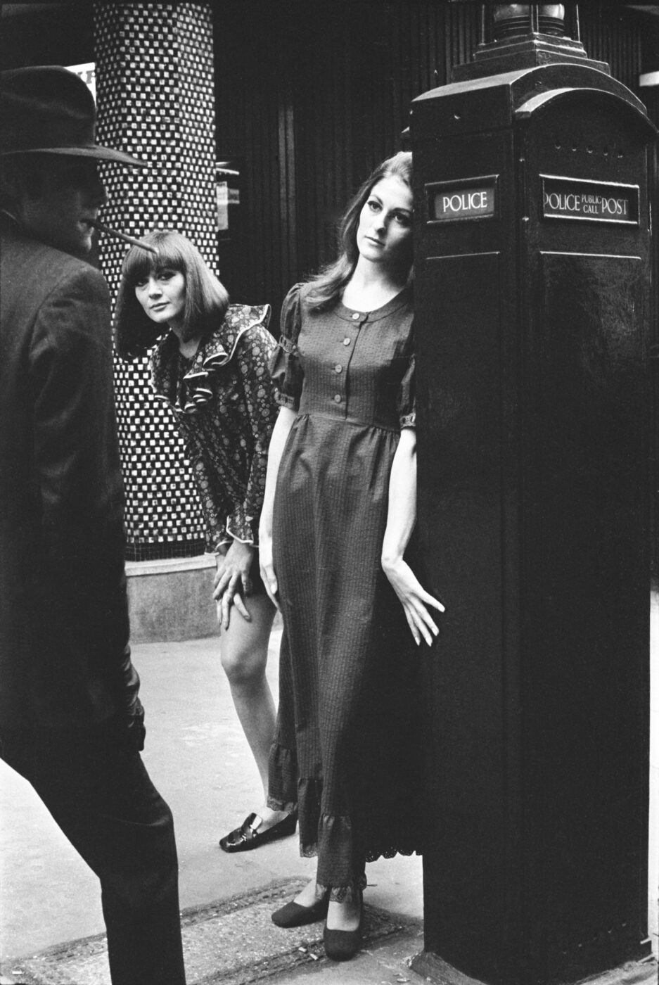 Photographic Social Vision - Editorial de moda con Lourdes Albert y Azucena Molina con trajes de Mary Quant en Londres, publicada en  Pueblo, Madrid, 27 de enero de 1967