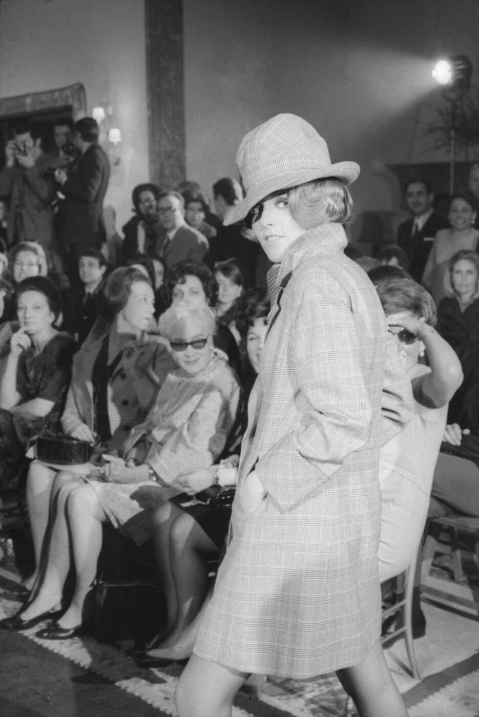 Photographic Social Vision - Desfile de Mary Quant en la Embajada Inglesa, Madrid, 21 de marzo de 1968
