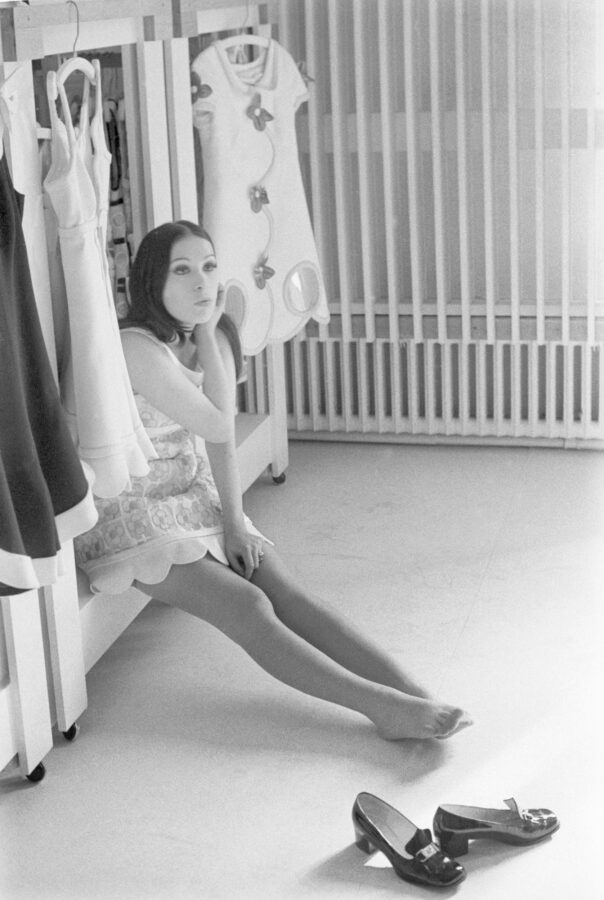 Photographic Social Vision - Massiel en la maison de André Courrèges, con el traje que compraría para el Festival de Eurovisión, París, mayo de 1968