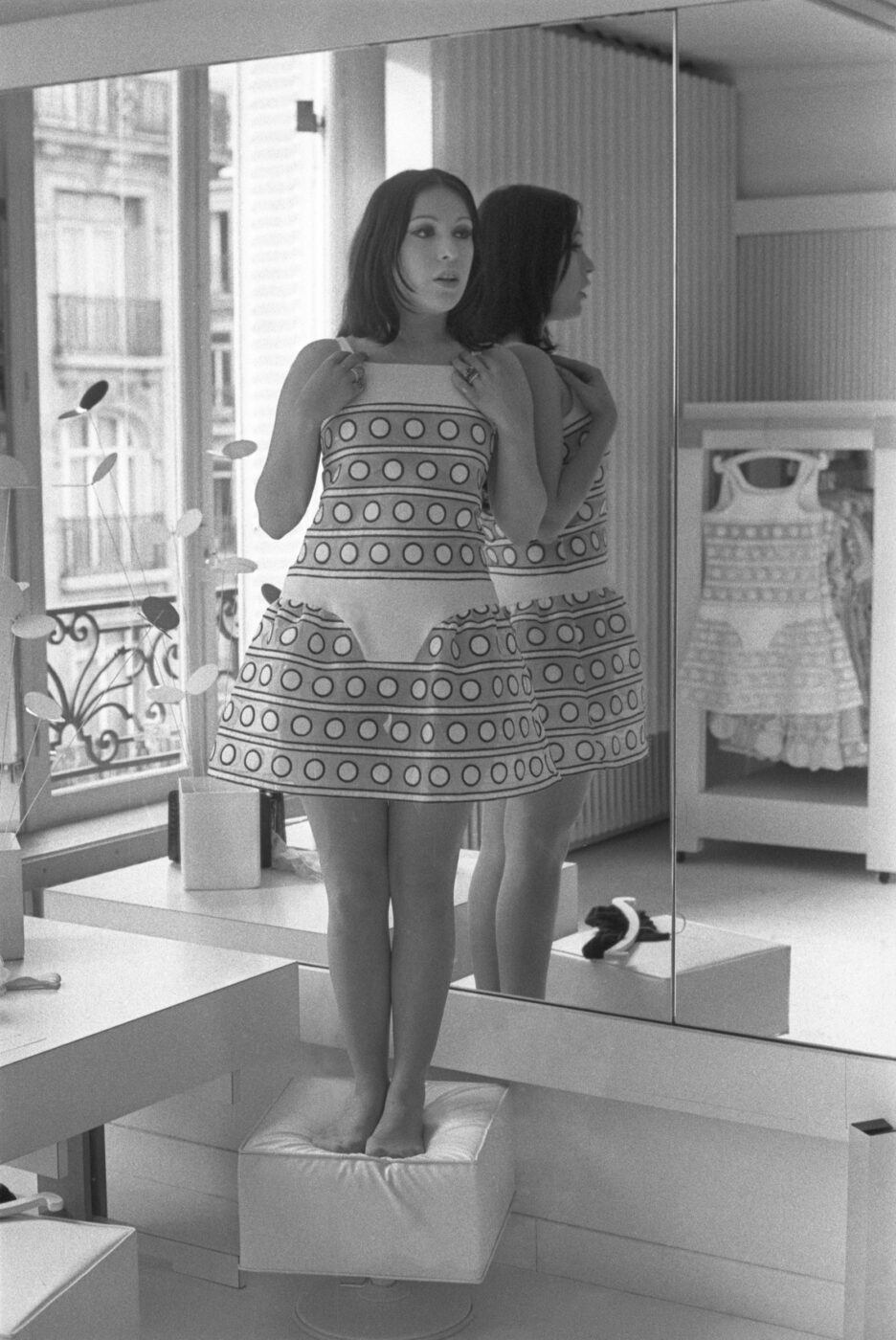 Photographic Social Vision - Massiel en la maison de André Courrèges, probándose vestidos para el Festival de Eurovisión, París,  mayo de 1968