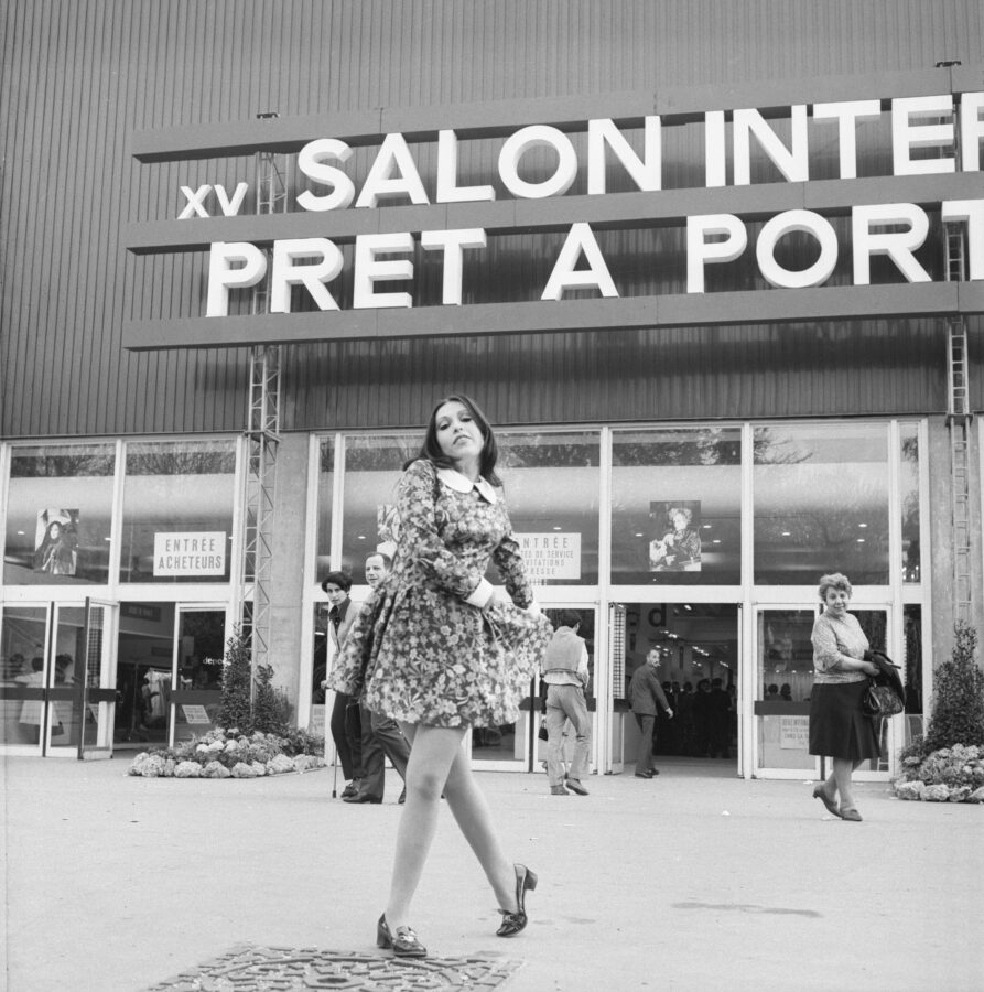Photographic Social Vision - Massiel en el exterior del XV Salon International du Prêt-à-Porter, París, mayo de 1968