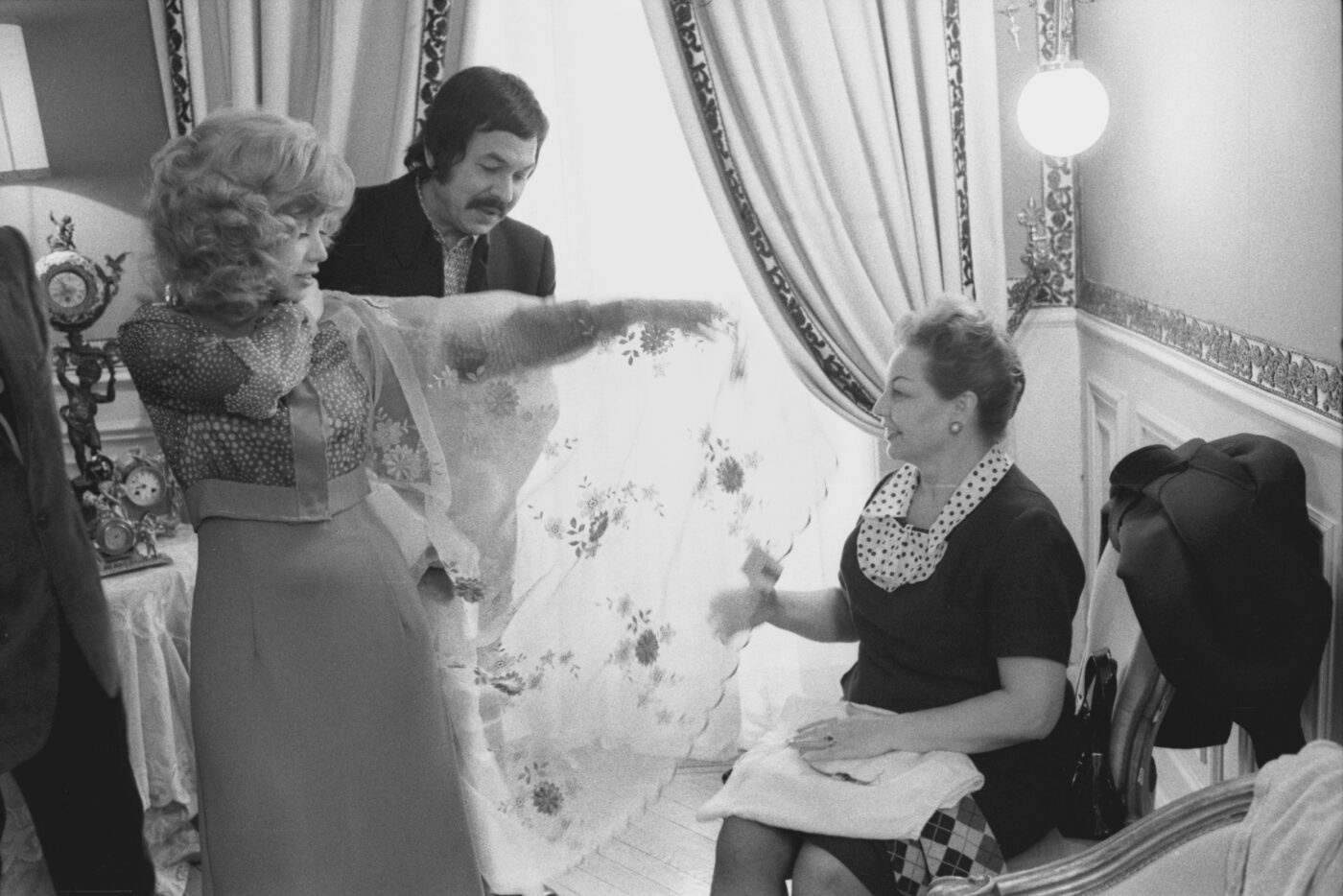 Photographic Social Vision - Karina y su madre con el modista Antonio Nieto mirando telas para su vestido del Festival de Eurovisión, Madrid, 1971