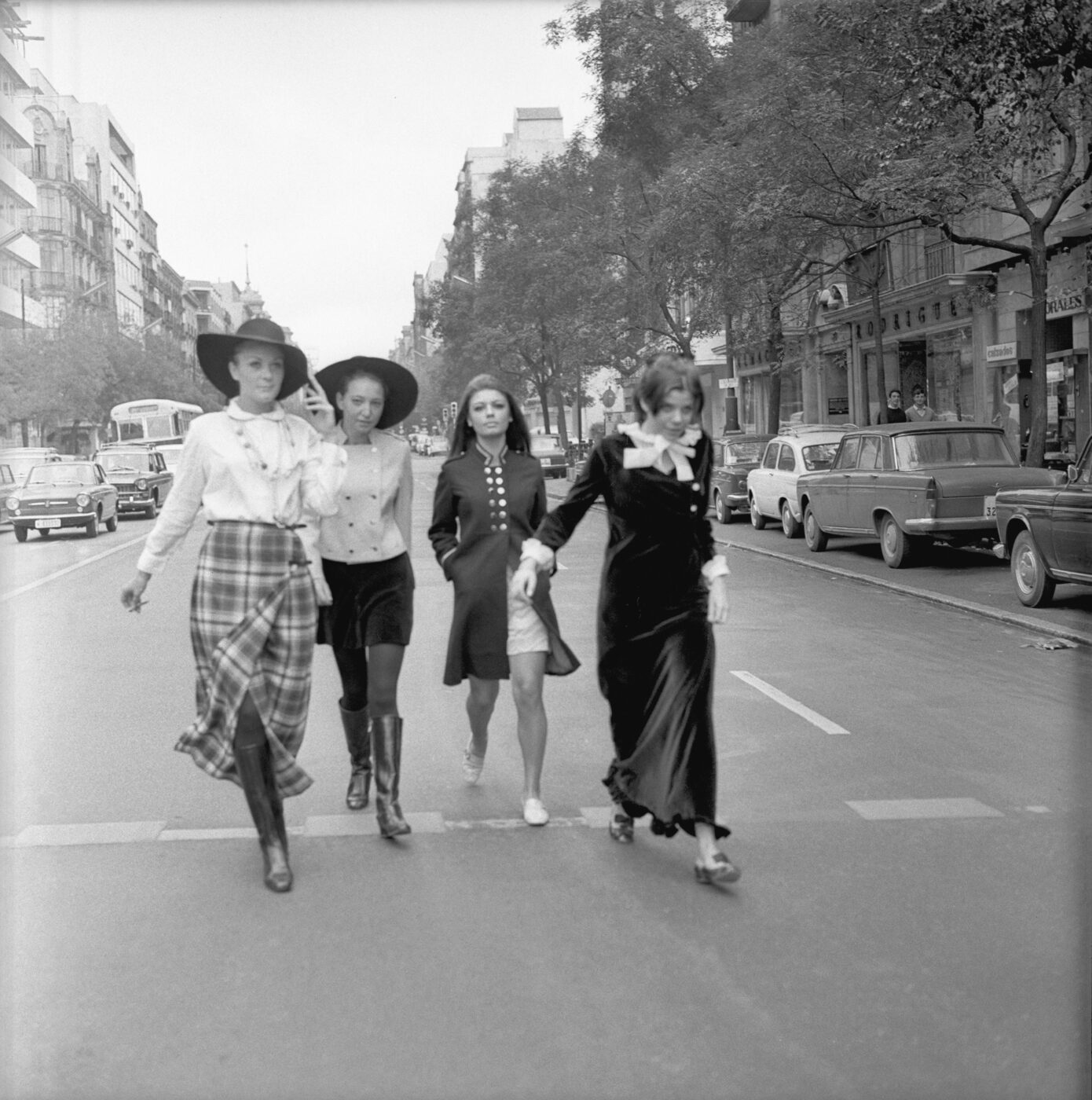 Photographic Social Vision - Lourdes Albert y otras modelos en la calle Serrano, luciendo creaciones de Juanjo Rocafort de la Colección Otoño Invierno 67 / 68, Madrid, 1967